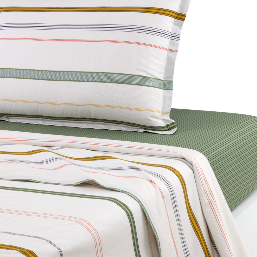 Un oreiller blanc et un drap plat à fines rayures multicolores moutarde, vertes et roses, posés sur un drap vert texturé.