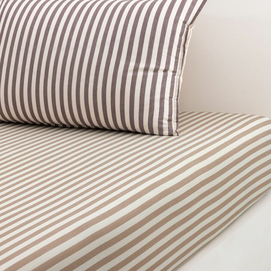 Parure de lit rayée beige et blanche avec oreiller assorti.