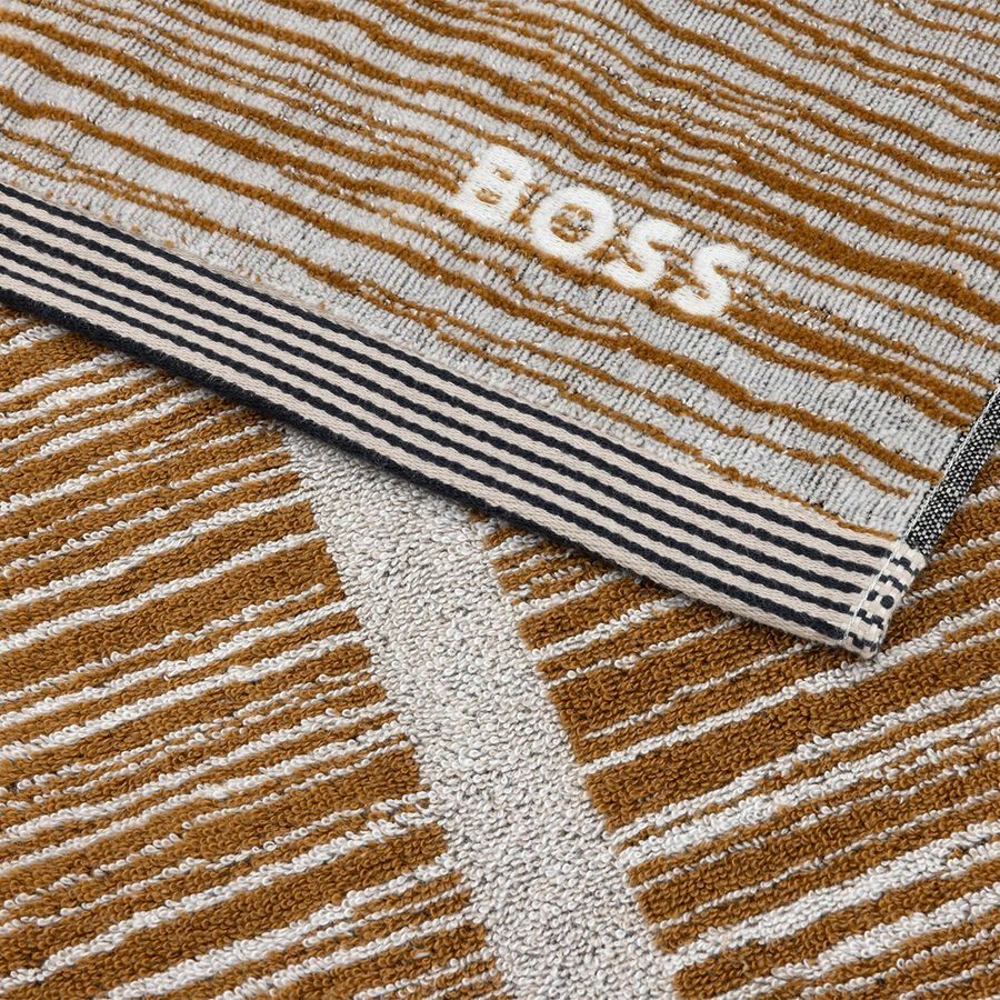 Un gros plan d'une serviette avec le mot boss dessus