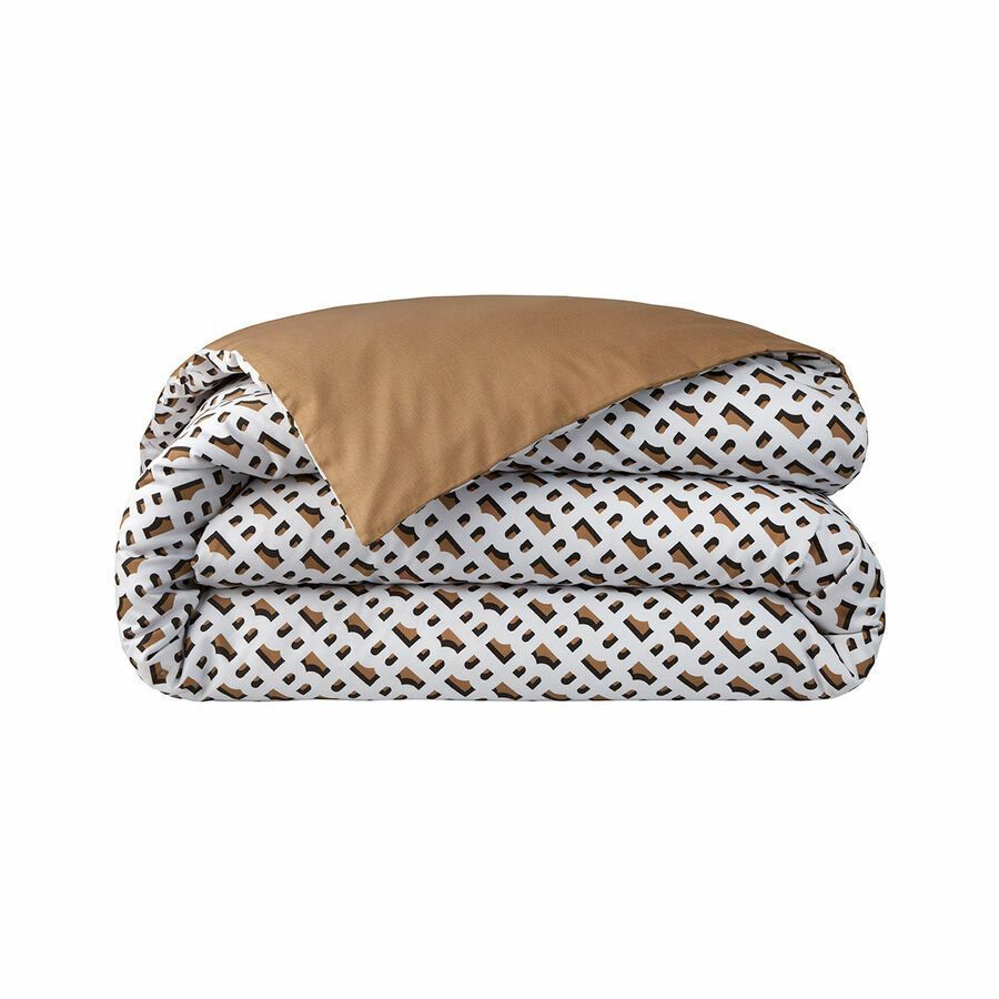 Une housse de couette marron et blanche avec un motif géométrique dessus.