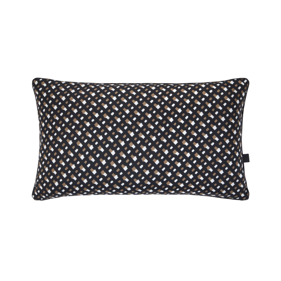 Un oreiller noir et blanc avec un motif dessus