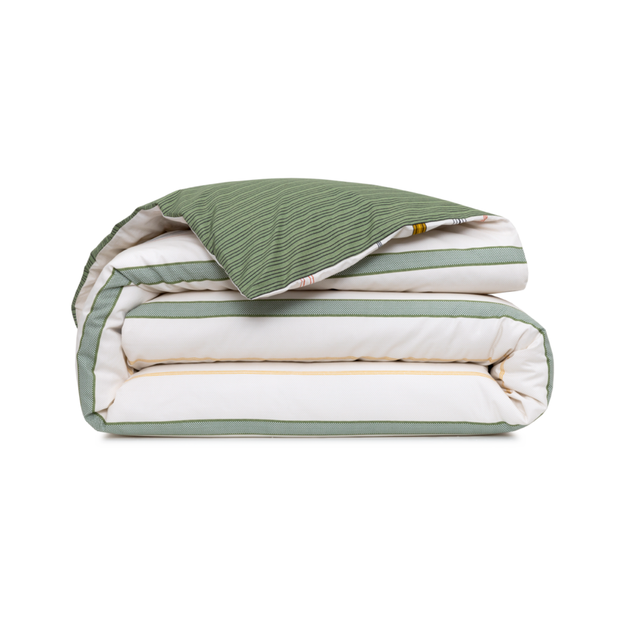 Une housse de couette pliée présentant une couche supérieure géométrique vert sauge, des sections centrales blanches et une bordure verte sur fond blanc.