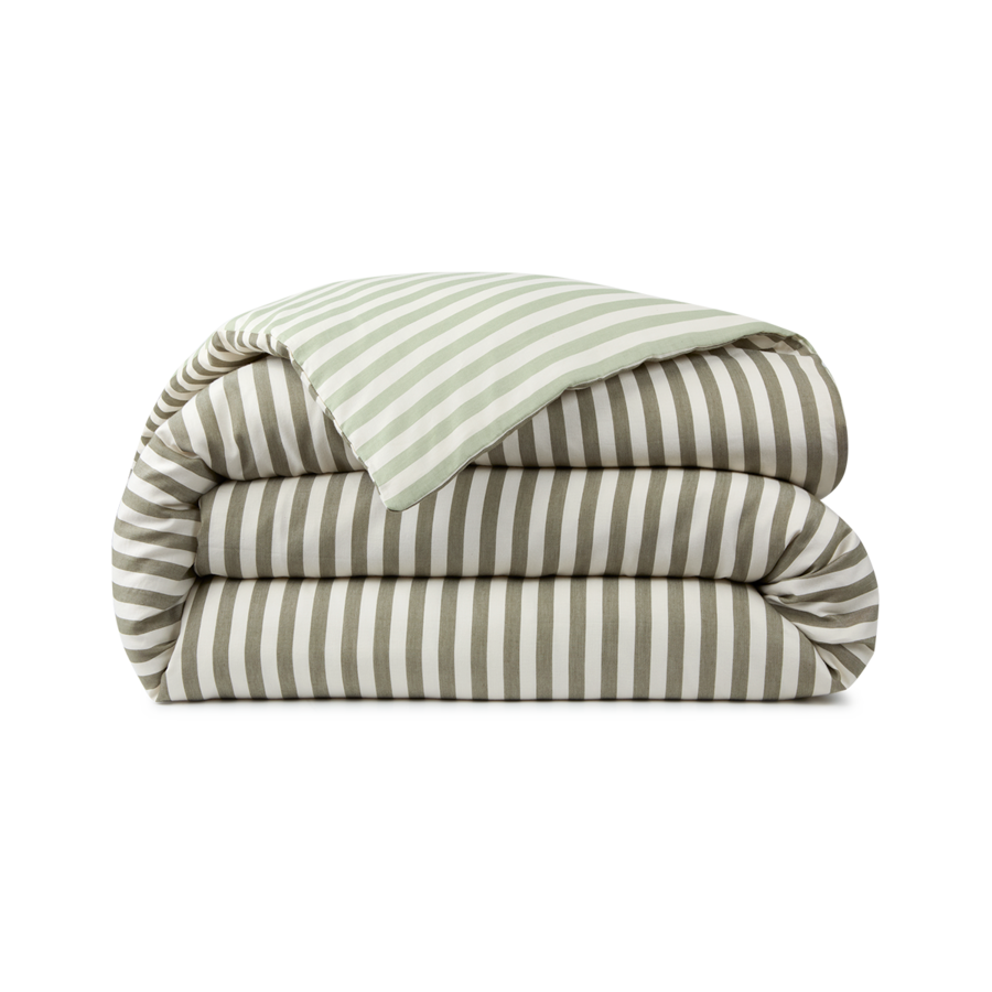 Linge de lit rayé gris et blanc plié, recouvert d'une courtepointe drapée.
