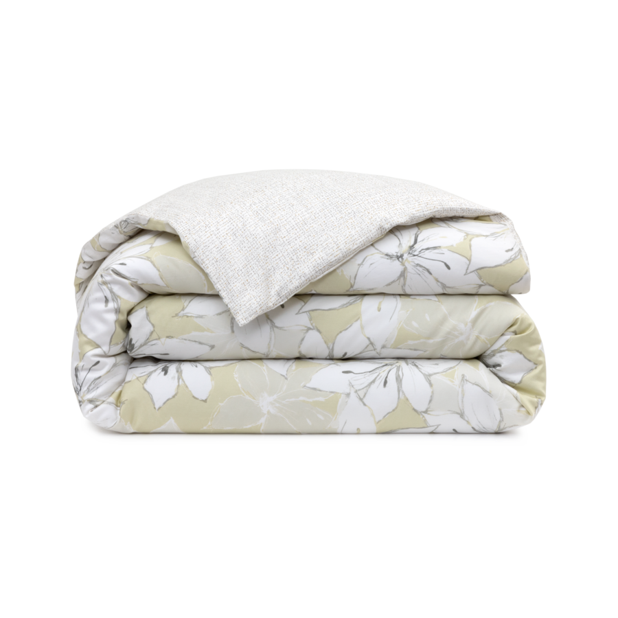 Une couette blanche avec des fleurs blanches dessus