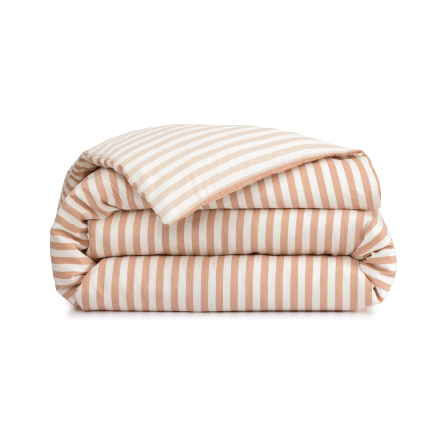 Des draps à rayures beiges et blanches pliés sont empilés sur un fond blanc.