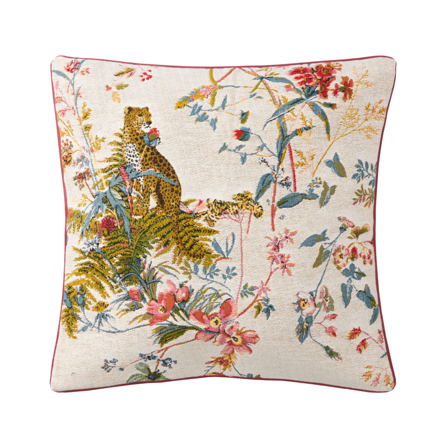 Coussin décoratif à imprimé léopard entouré de fleurs, de feuillage et d'une bordure bordeaux.