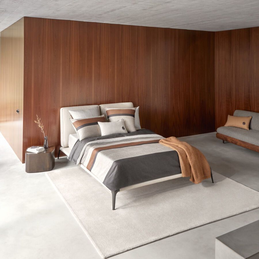 Une chambre avec un lit et un canapé dedans