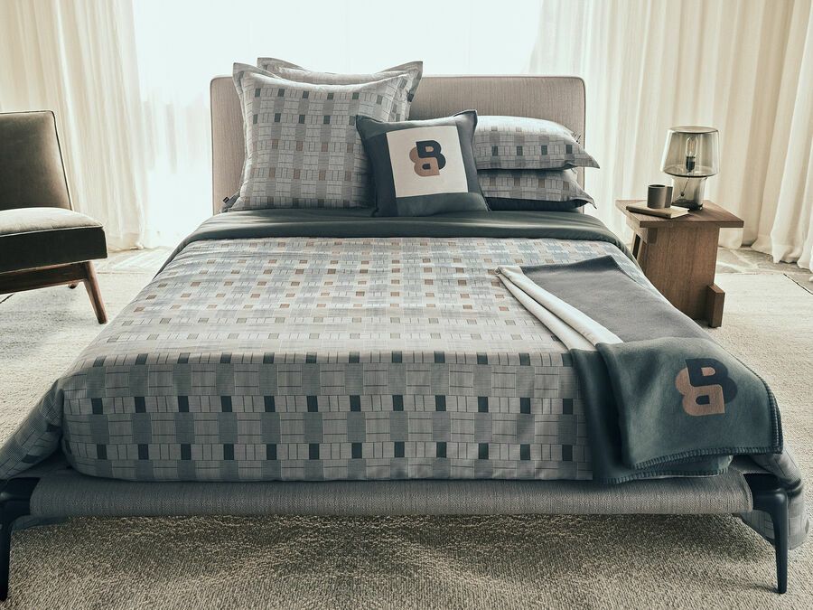 Un lit avec une couverture sur laquelle est inscrit le numéro 8