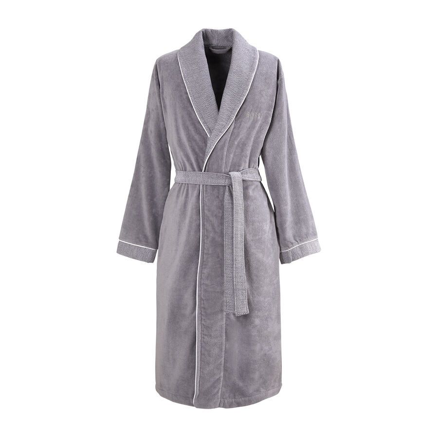 Un peignoir gris avec une bordure blanche et une ceinture sur fond blanc.