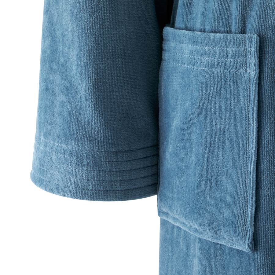 Un gros plan d'une robe bleue avec une poche sur la manche.
