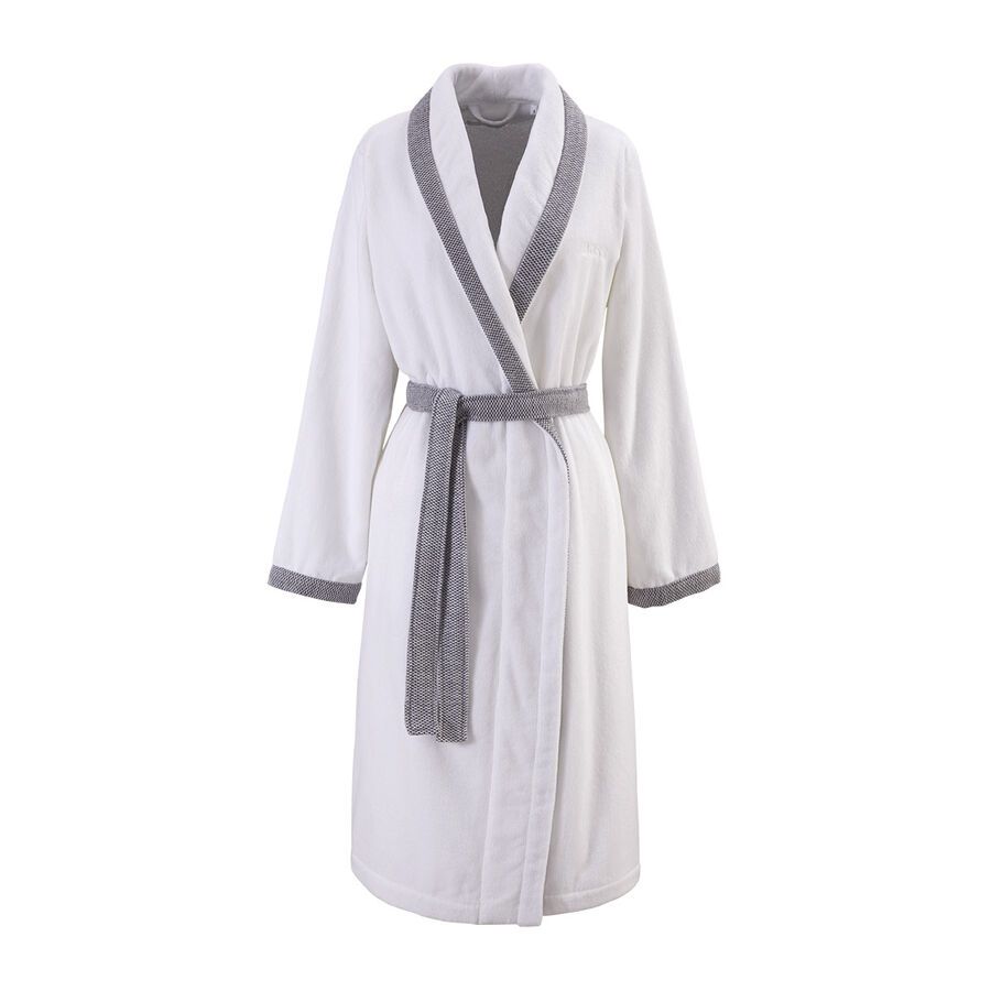 Une robe blanche avec un col châle et des poignets gris sur fond blanc.