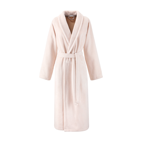 Peignoir long beige clair avec ceinture, isolé sur fond blanc