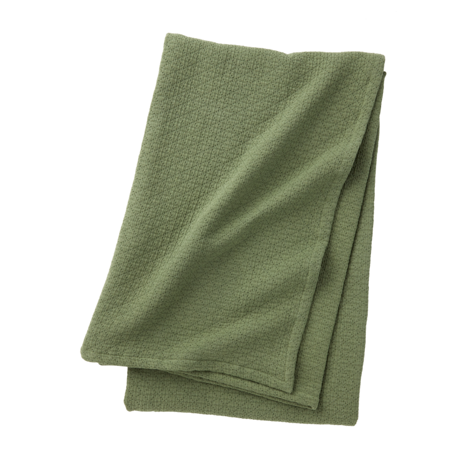 Un plaid vert olive doux au toucher, plié en deux, sur fond blanc.