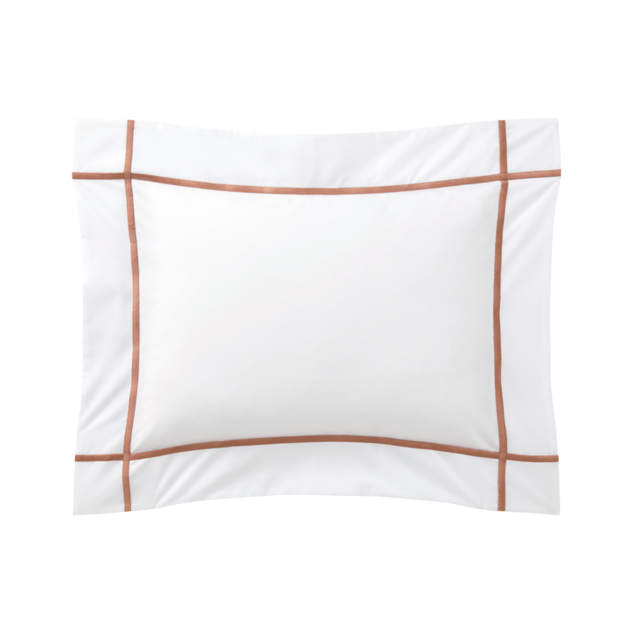Un oreiller blanc avec une bande marron sur la bordure