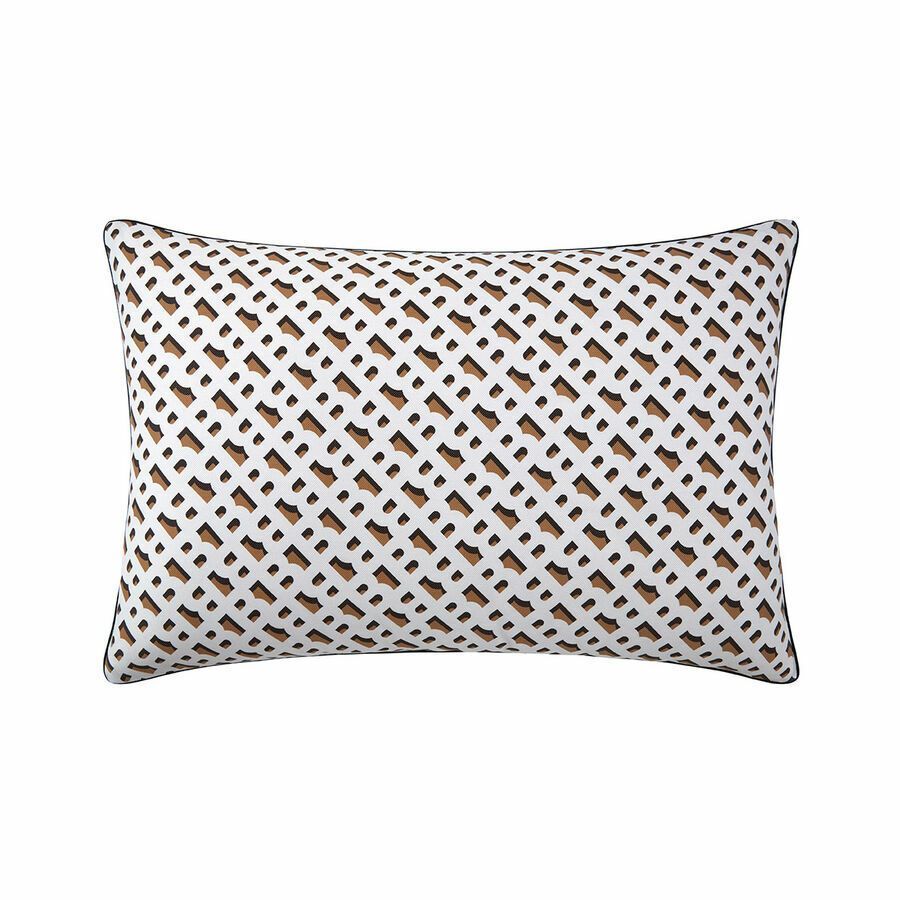 Un oreiller blanc avec un motif marron dessus