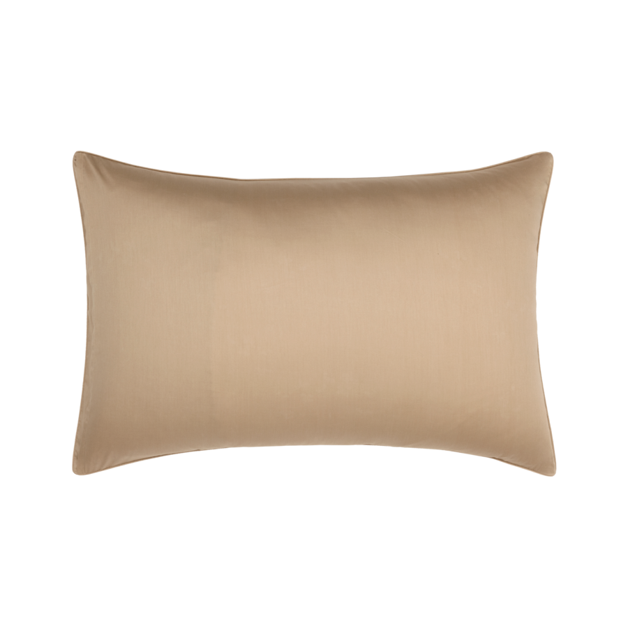 Un coussin beige sur fond blanc.