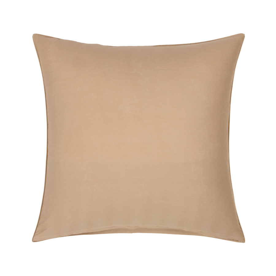 Un coussin carré beige sur fond blanc