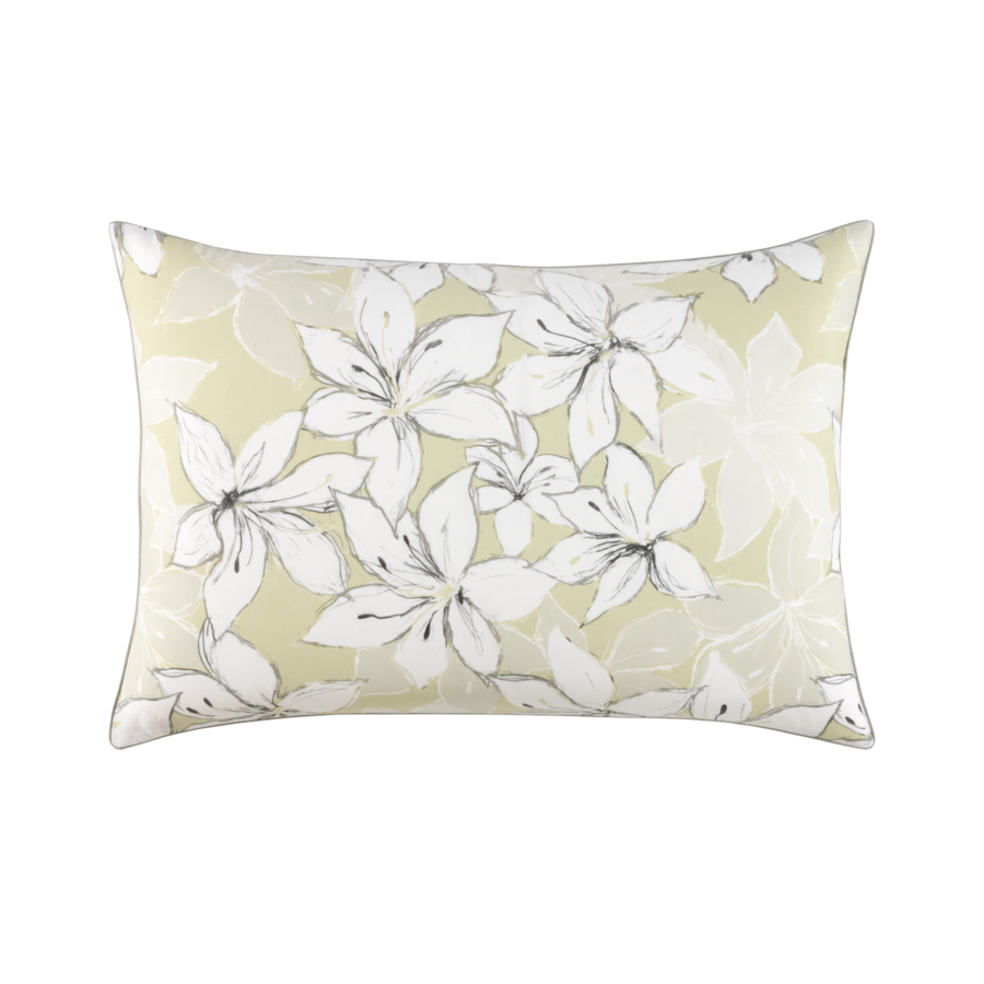 Un oreiller avec des fleurs blanches et des feuilles dessus