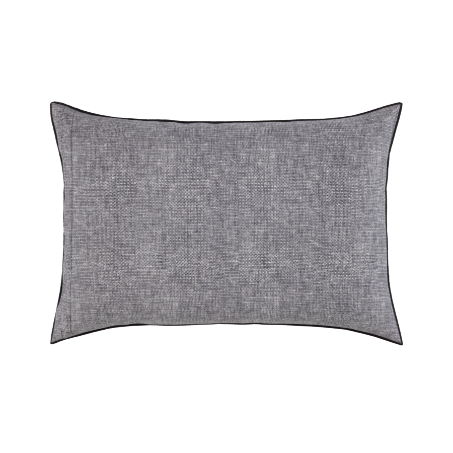 Un coussin gris avec une bordure noire sur fond blanc.