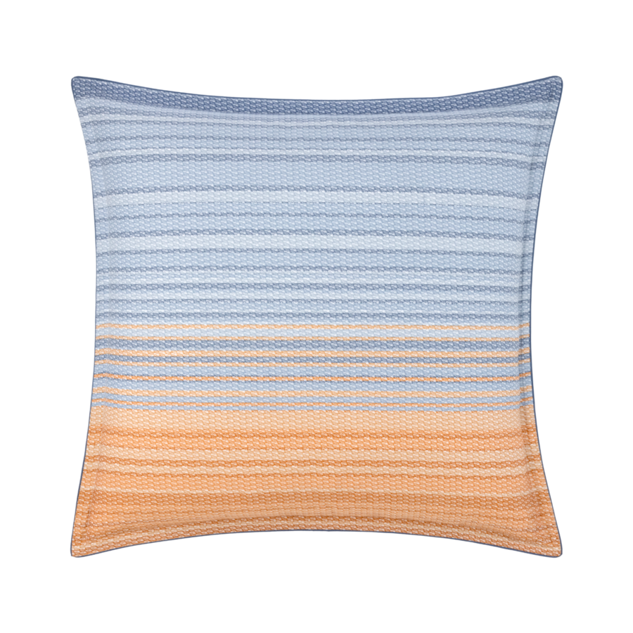 Un coussin rayé bleu et orange sur fond blanc.