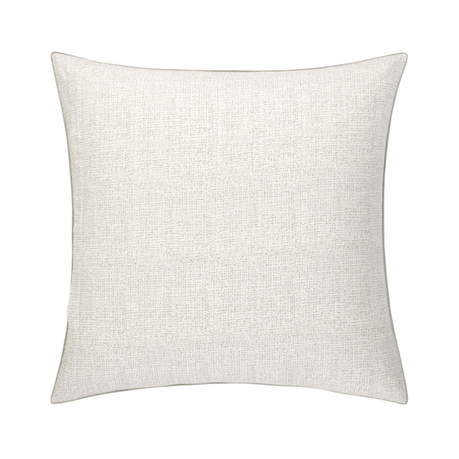 Un oreiller blanc est posé sur une surface blanche.