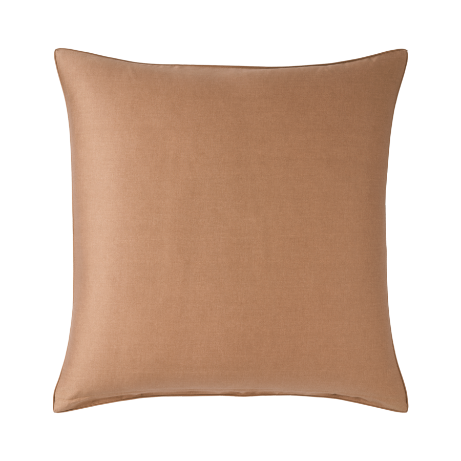 Un coussin carré marron sur fond blanc