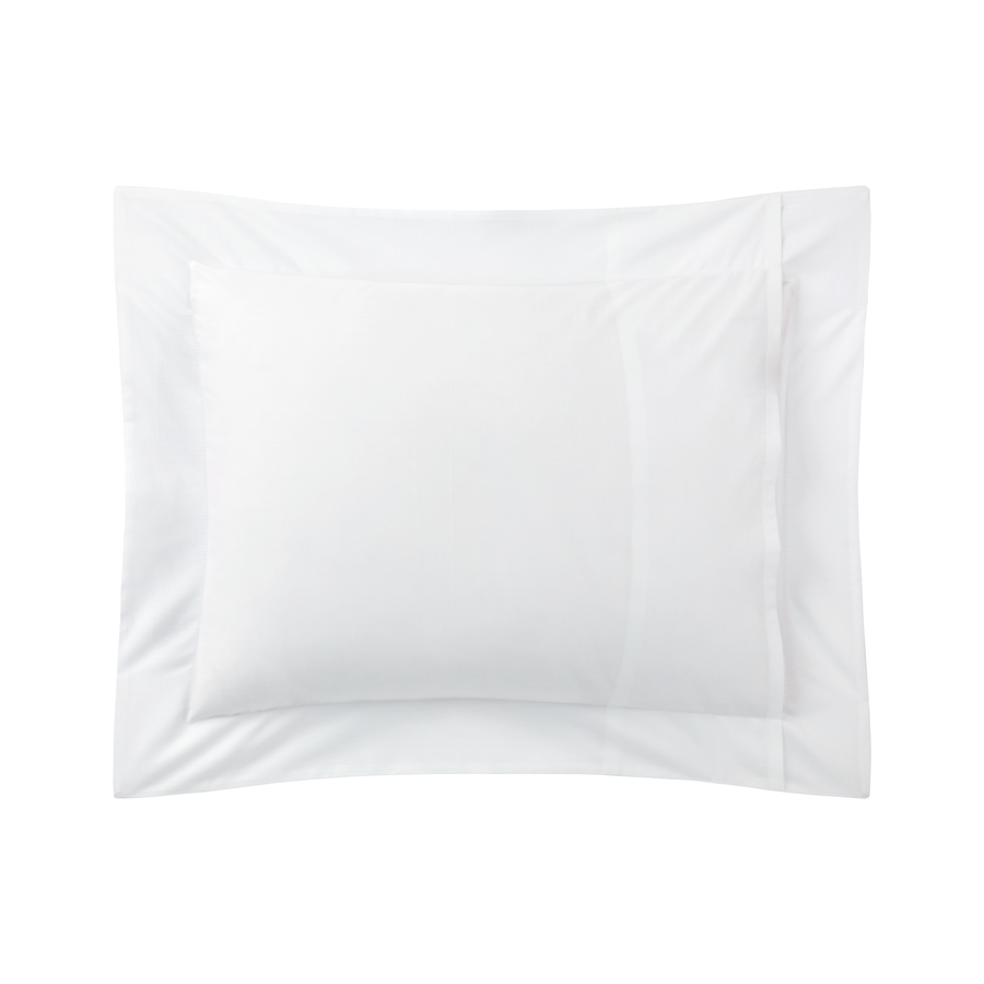 Un oreiller blanc avec une enveloppe blanche sur fond blanc.