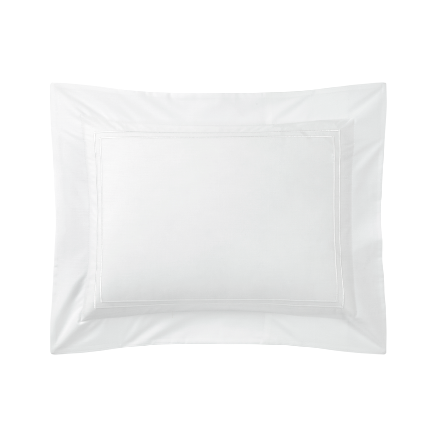 Un oreiller blanc avec une bordure blanche sur un fond blanc.