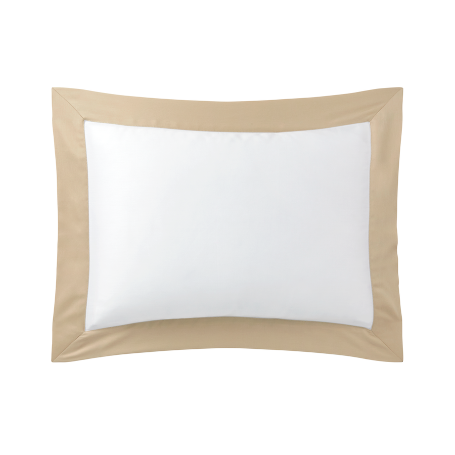 Oreiller beige et blanc avec une bordure beige.