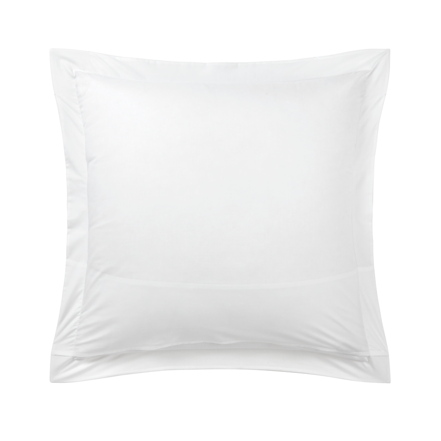 Un oreiller blanc est posé sur une surface blanche.