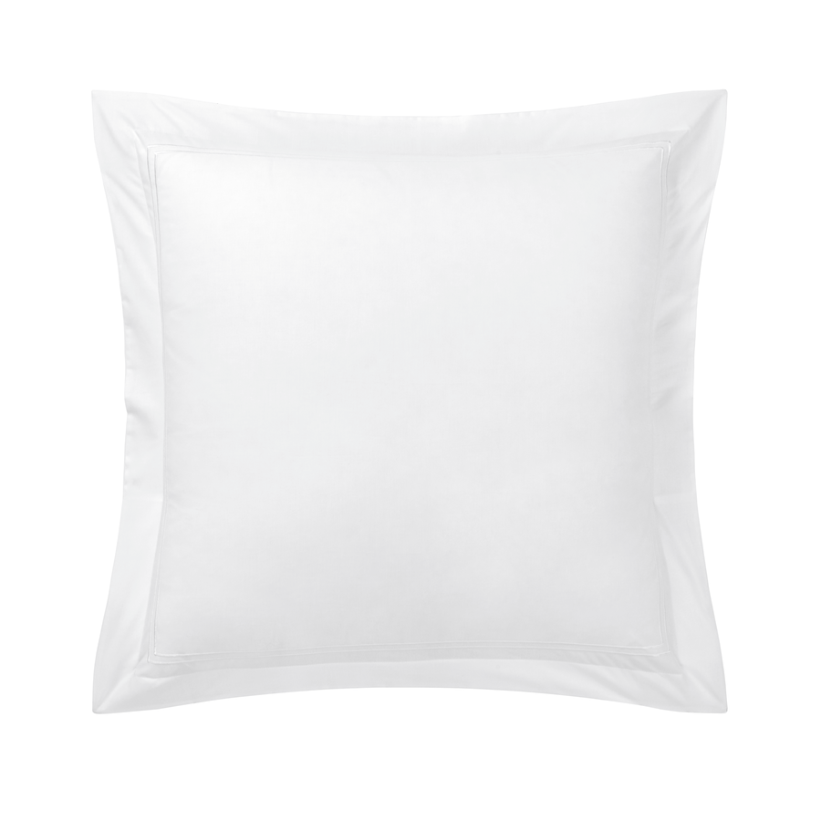 Un oreiller blanc est posé sur une surface blanche.