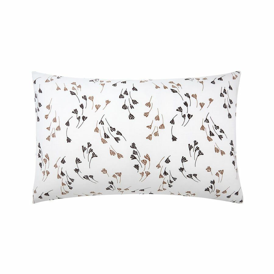 Taie d'oreiller rectangulaire blanche ornée d'un motif épars de petites feuilles noires et beiges délicates.
