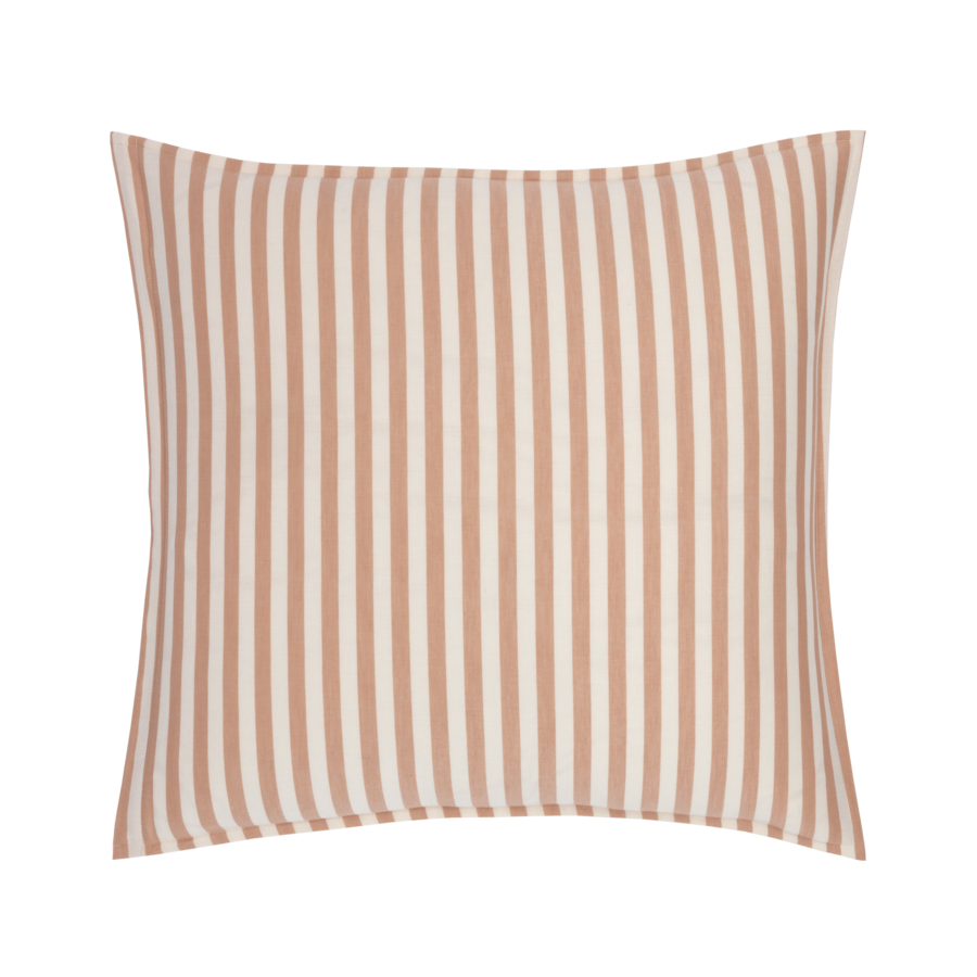 Coussin carré à rayures beige et blanches sur fond blanc