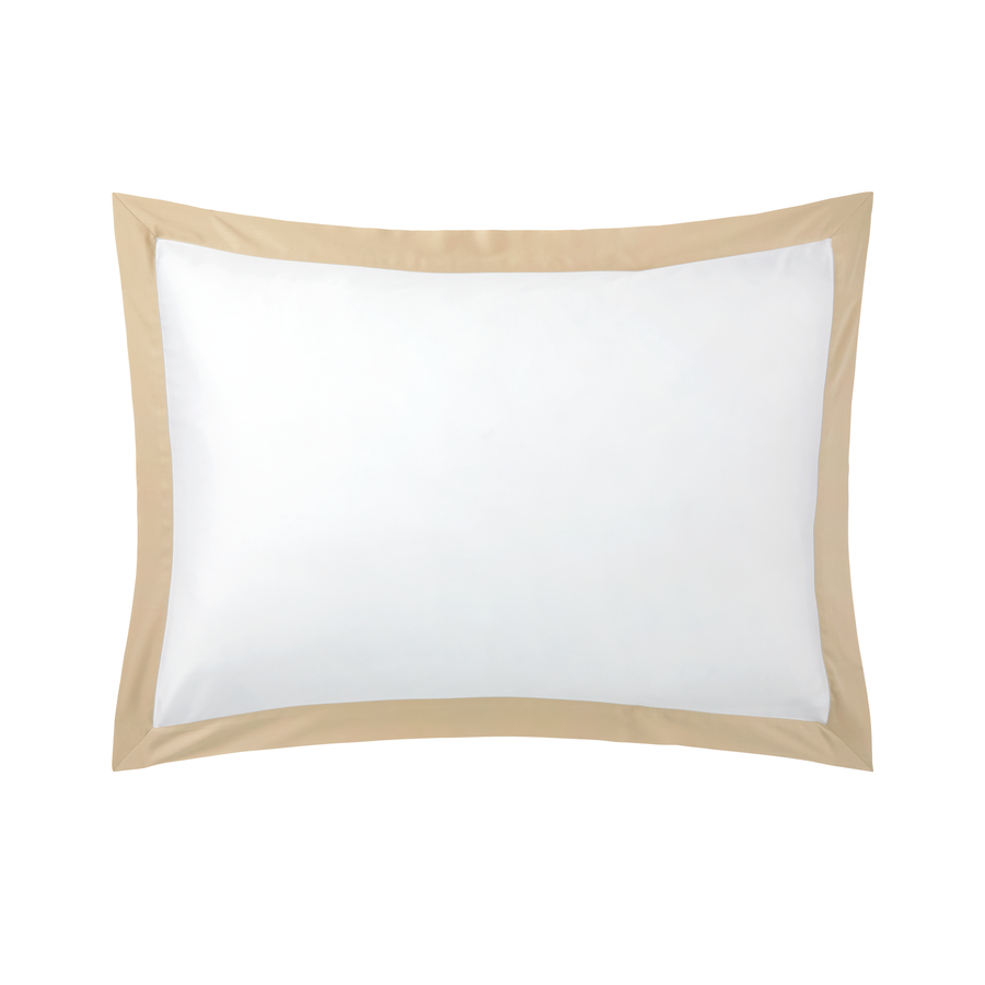 Taie d'oreiller blanche à bordure beige.