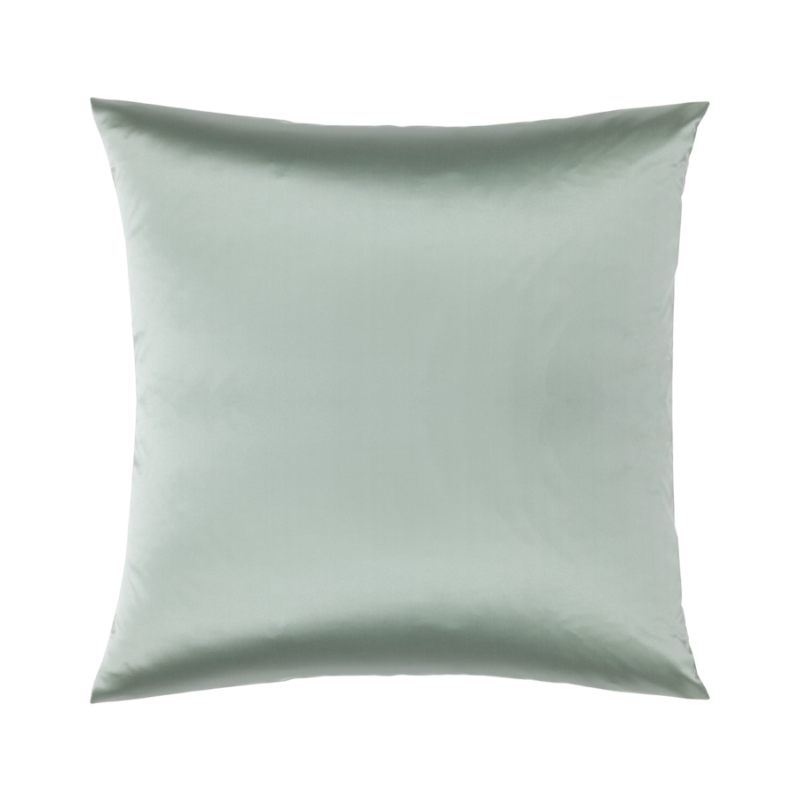 Un coussin carré en satin vert sauge clair, centré sur un fond blanc uni.