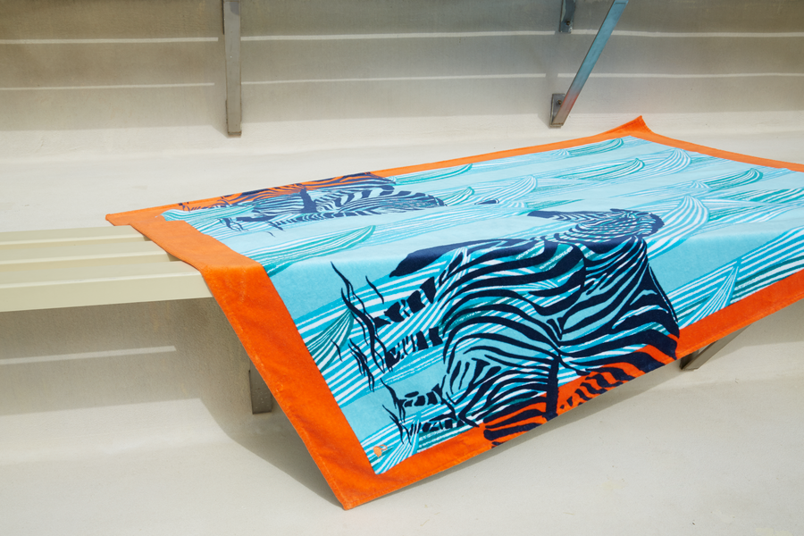 Une serviette bleue et orange avec un zèbre dessus