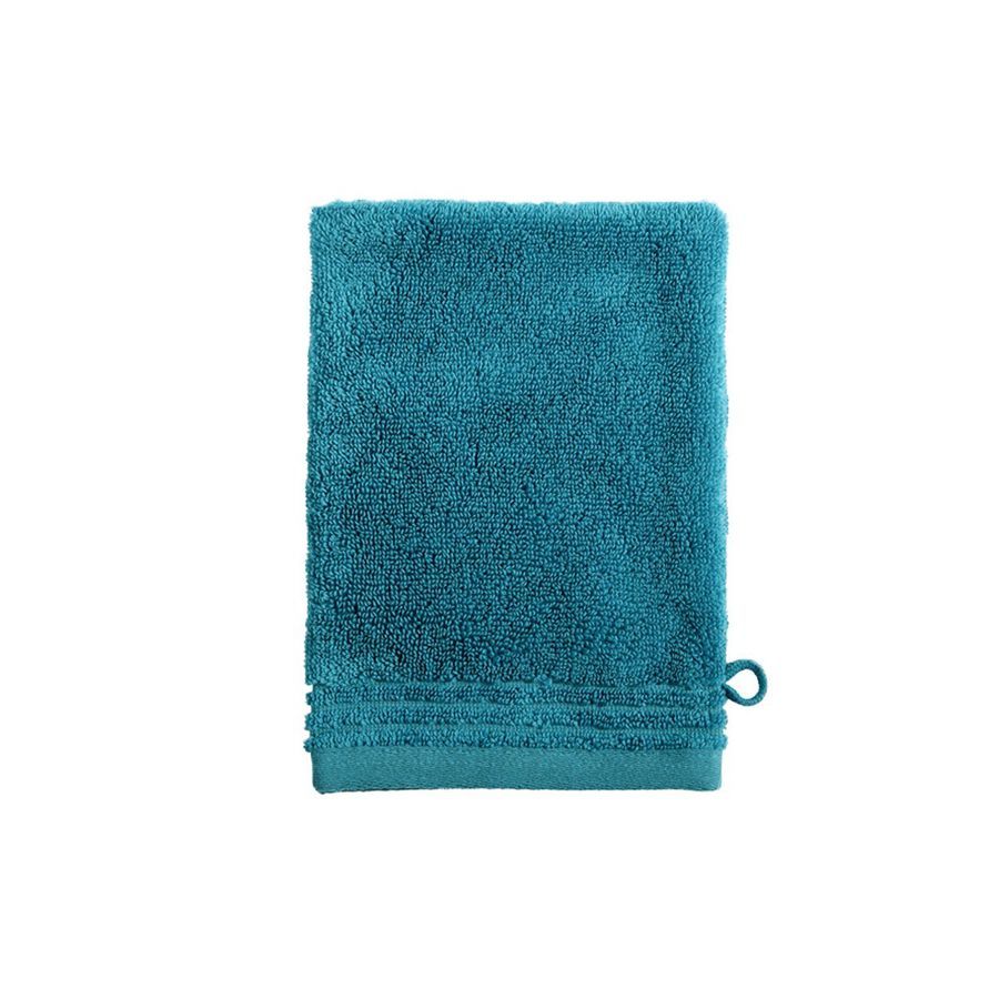 Une serviette bleue est posée sur une surface blanche.