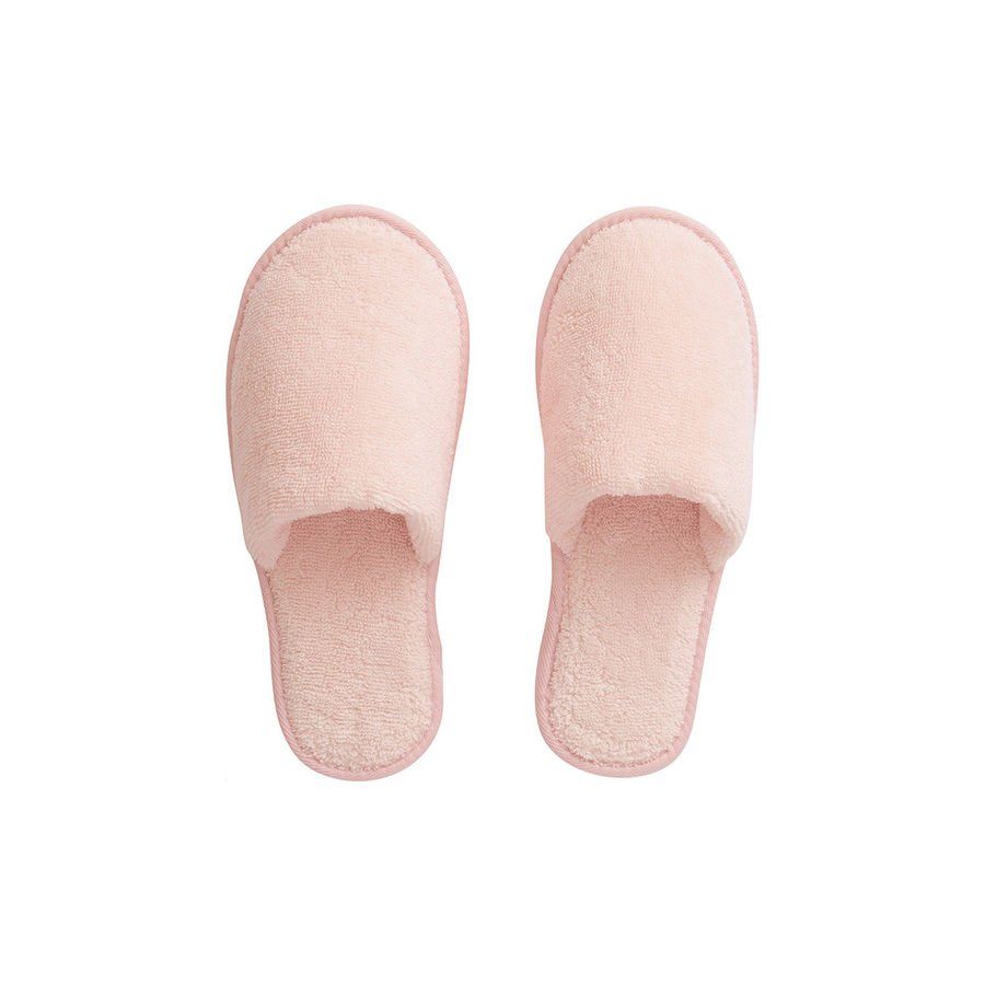 Une paire de pantoufles roses sur fond blanc.