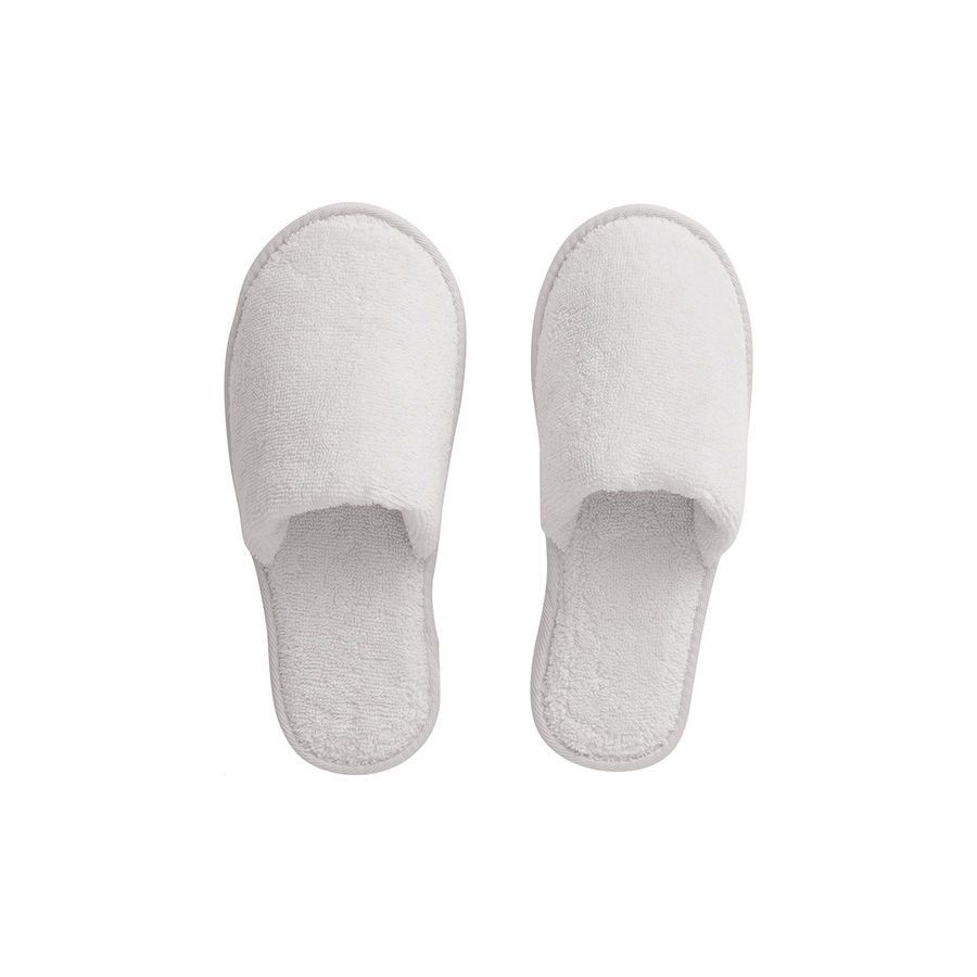 Une paire de pantoufles blanches sur fond blanc.