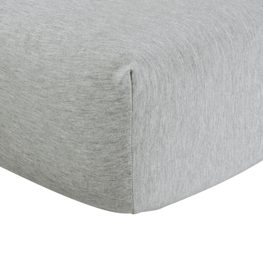 Un gros plan d'un drap-housse gris sur un lit.