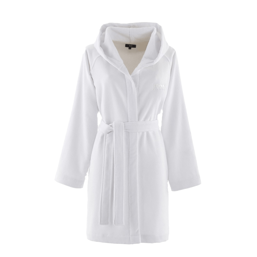 Une robe blanche avec une capuche et une ceinture sur fond blanc.
