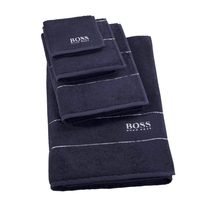 Trois serviettes Hugo Boss sont empilées les unes sur les autres