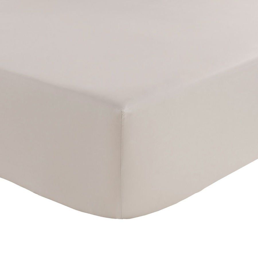Un gros plan d'un matelas blanc sur fond blanc.