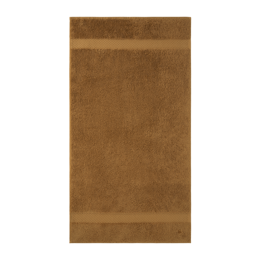 Une serviette marron avec une bordure rayée sur fond blanc.