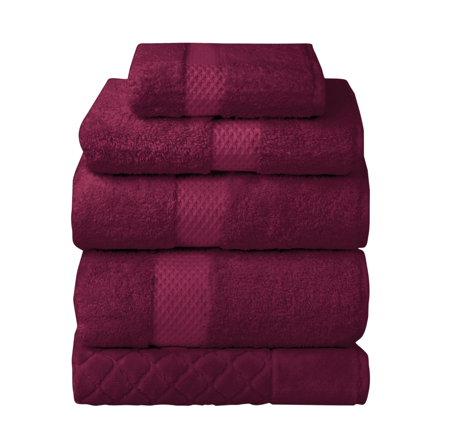 Une pile de serviettes violettes sur fond blanc
