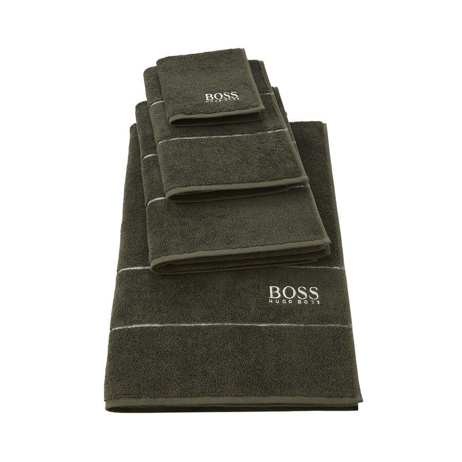 Une pile de serviettes avec le mot boss dessus