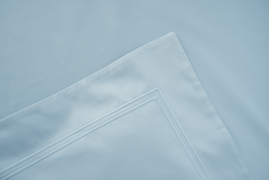 Un gros plan d'un morceau de tissu blanc sur une table.