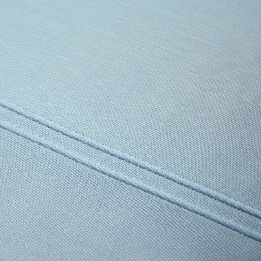 Un gros plan d'un morceau de tissu bleu avec un motif de couture.