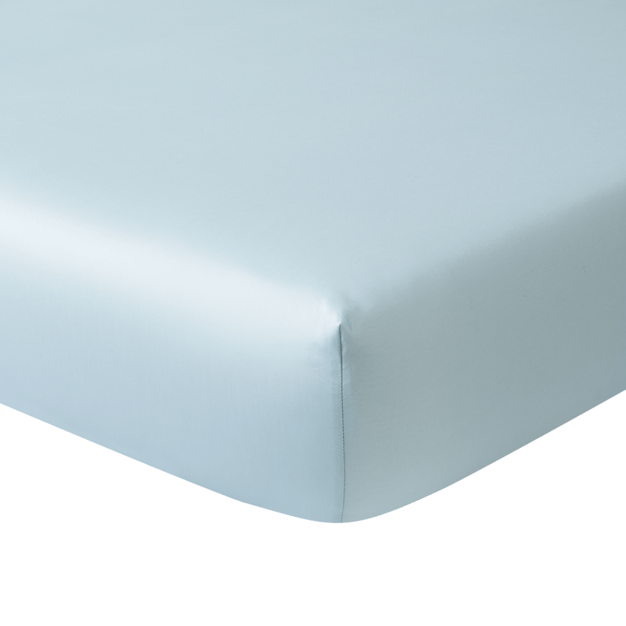 Un drap housse bleu clair sur fond blanc.
