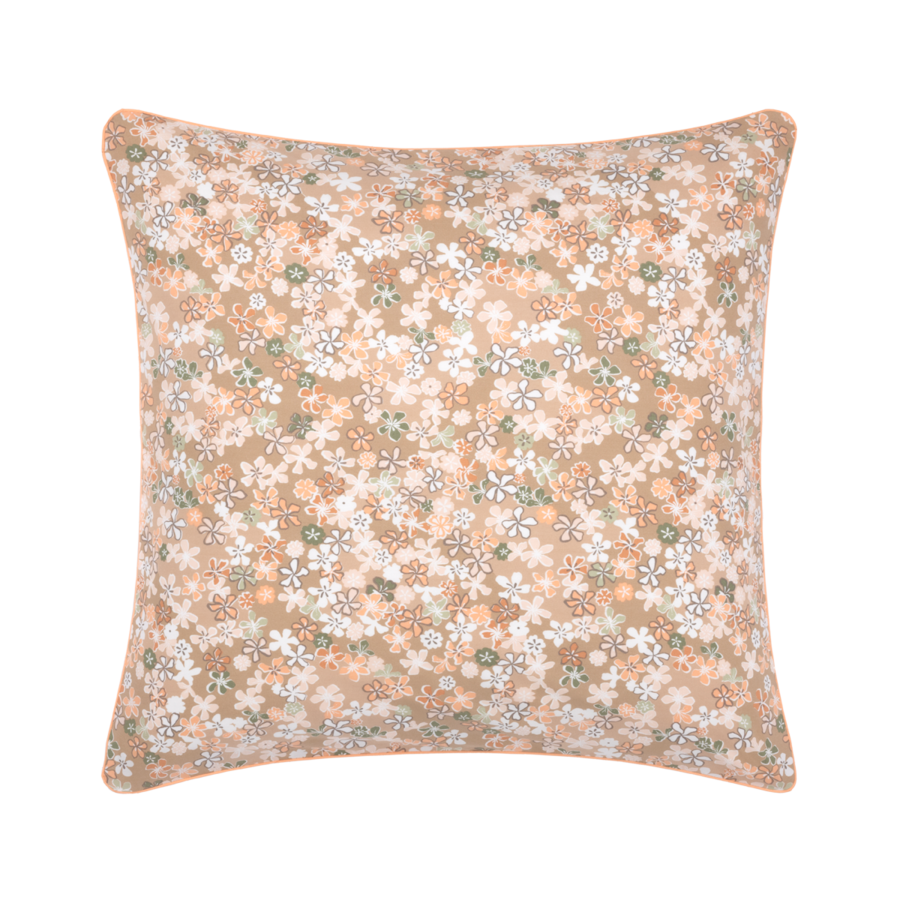 Un coussin carré à fond beige orné d'un motif répétitif de petites fleurs blanches, pêche et vert sauge.